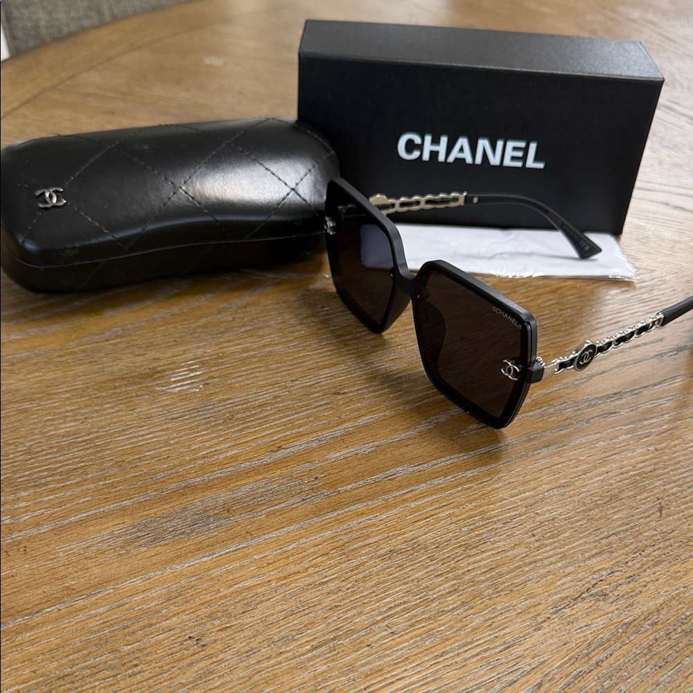 CHANEL Elegant Black & Silver Oversized Sunglasses - Picture 2 of 8
